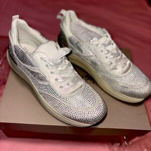 White Kenneth Cole sneakers NEW!